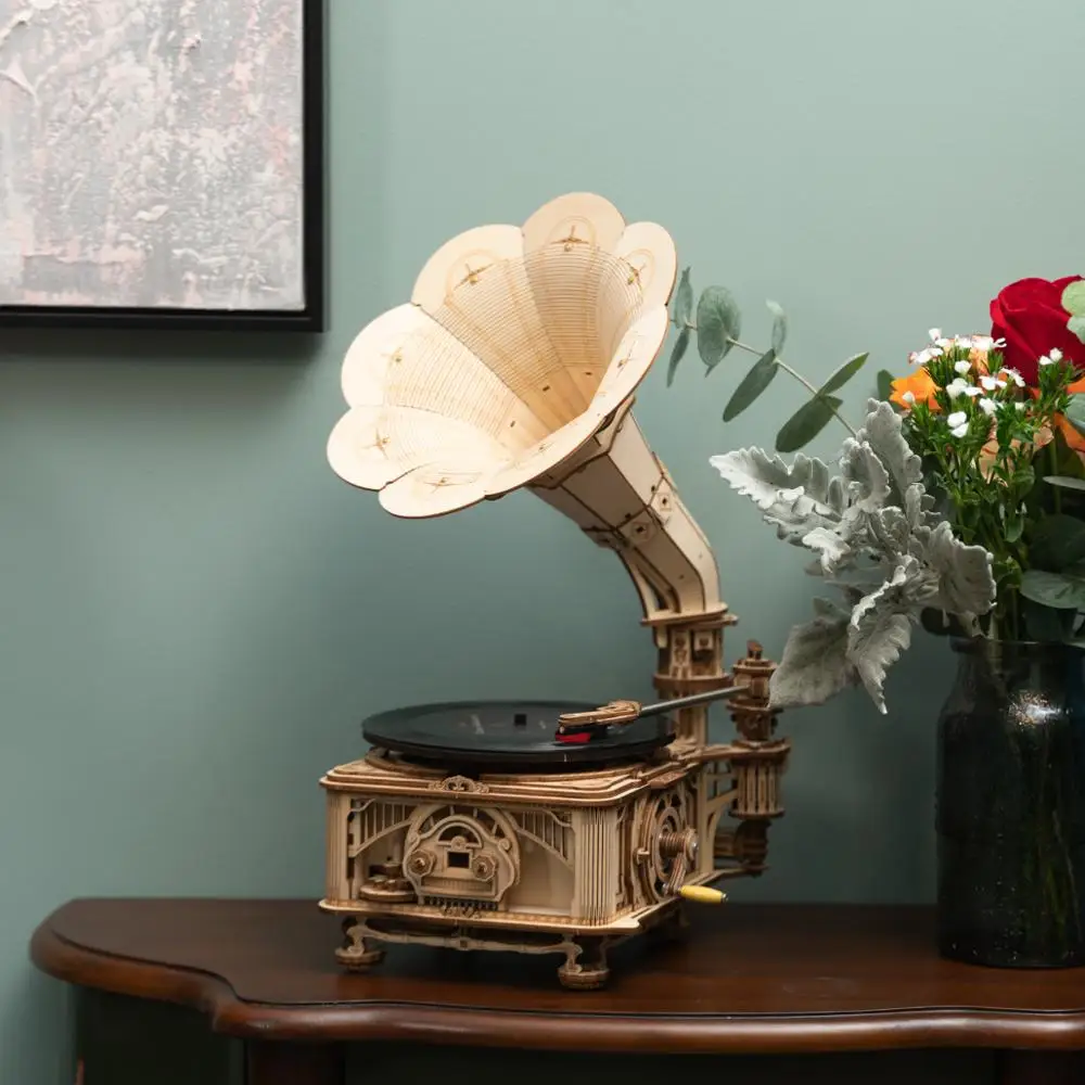 Robotime Hand Crank Classic Gramophone with Music 3
