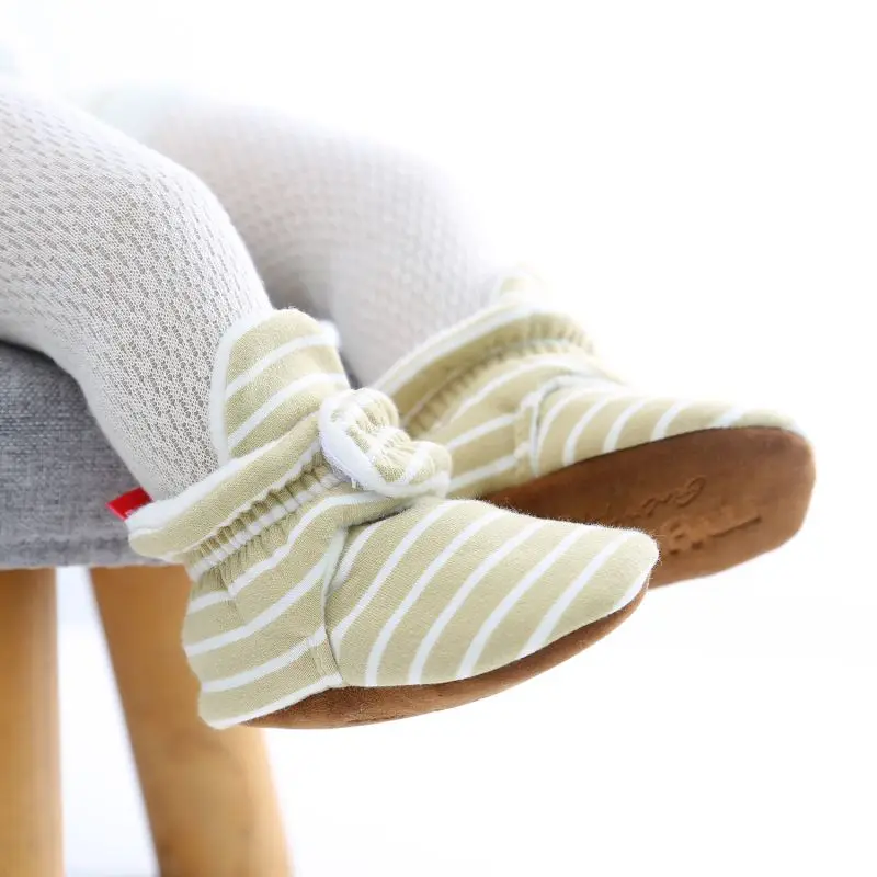 Для новорожденных детская обувь зимняя, носочки для мальчиков и девочек обувь и принтом «звездочки» для детей во-первых тапочки для ходящих малышей, детские удобные хлопковые мягкие носки с противоскользящим покрытием, не соскальзывают, теплые детская кроватка S