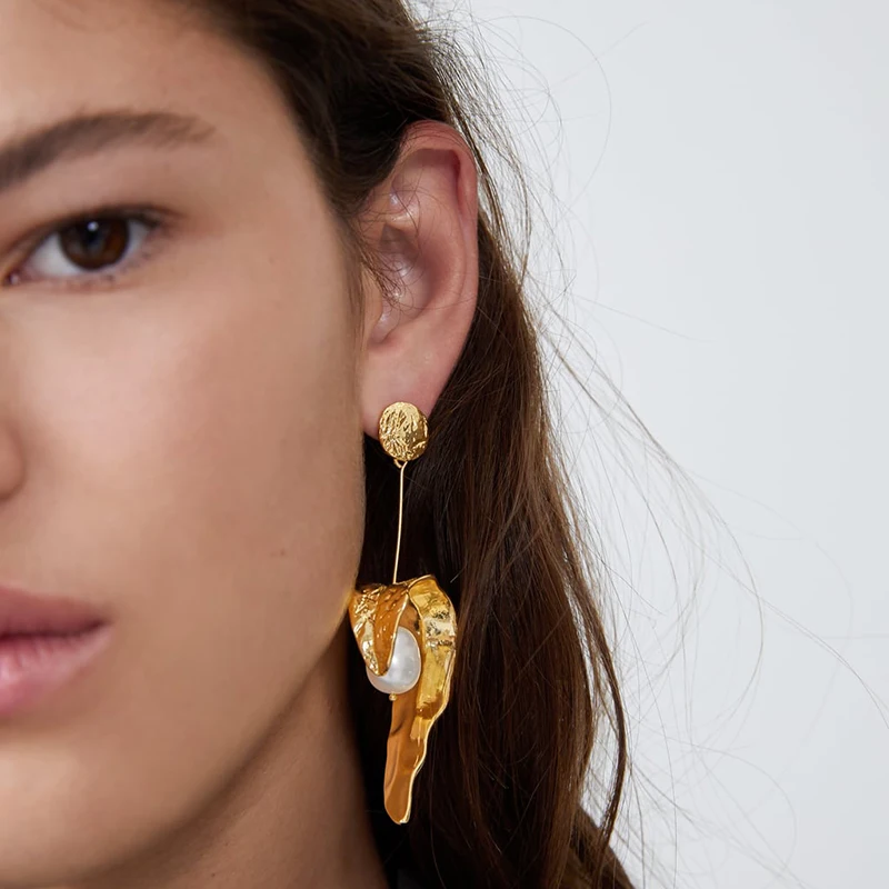 

Yhpup Personality Minimalist Bend Leaf Plant Gold Dangle Earrings Natural Pearls Vintage Earrings for Female Party Jewelry Gift