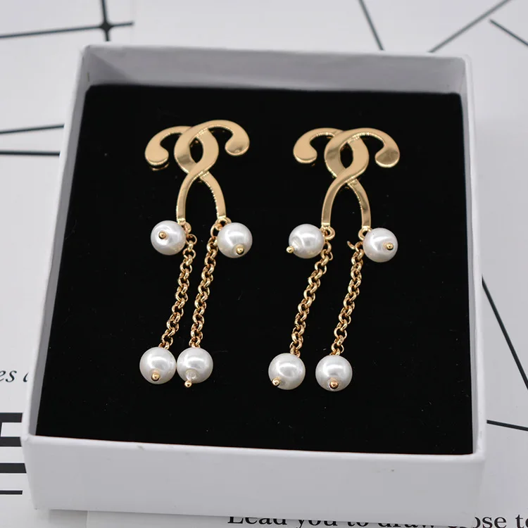 

2018 Yang liu temperament long tassels pearl earrings with M letter double question mark earrings earrings