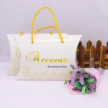 Пользовательский логотип бумажная Подушка подарочная вешалка коробка белый фон Золотая фольга Подарочная коробка форма подушки с золотой нитью Пользовательский логотип 1000 шт