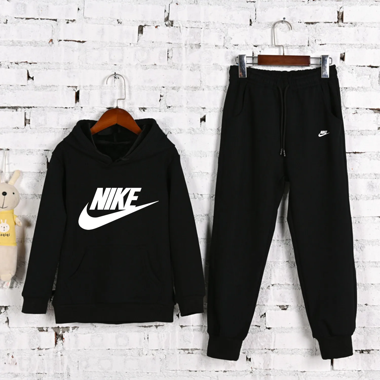 Nike Новинка, зимняя детская одежда с персонажами из мультфильмов для детей с буквенным принтом Повседневное спортивные костюмы 2 шт./компл. одежда для маленьких детей; детские толстовки с капюшоном