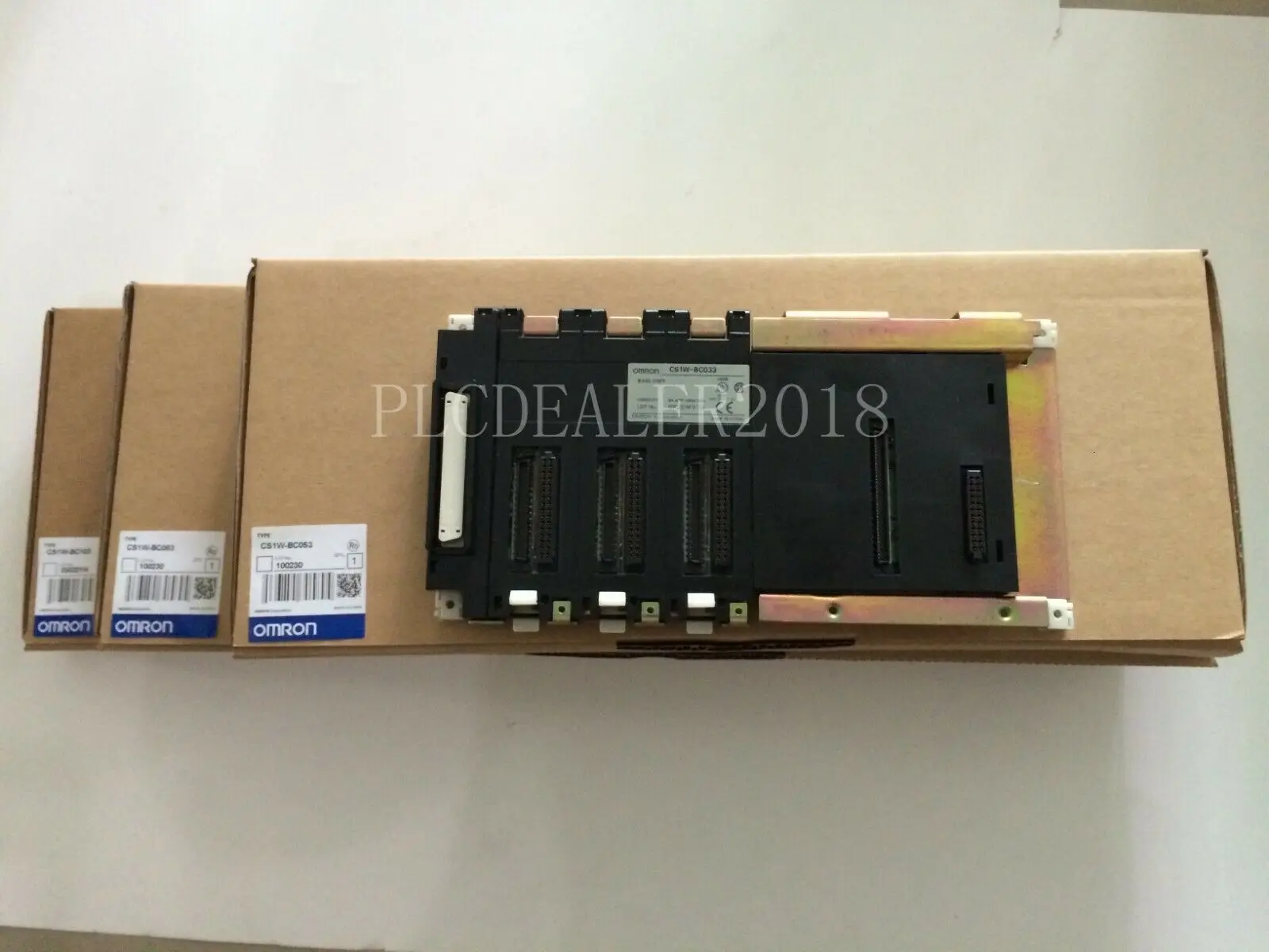 В коробке Omron C200HW-BC081-V1 C200HWBC081V1 базовый блок