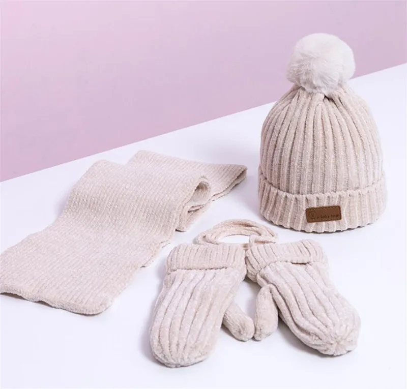 Beige 3 Pcs Set Детская зимняя теплая шапка и шарф-перчатка, детский вязаный плюшевый комплект из 3 предметов, шарфы с капюшоном и помпонами для мальчиков и девочек, однотонный костюм для От 0 до 3 лет - Color: Beige 3 Pcs Set