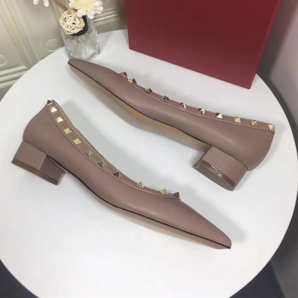 Женские тонкие туфли на низком каблуке с заклепками; Новинка года; модные черные женские туфли-лодочки из натуральной кожи без застежки; большие размеры - Цвет: Purple