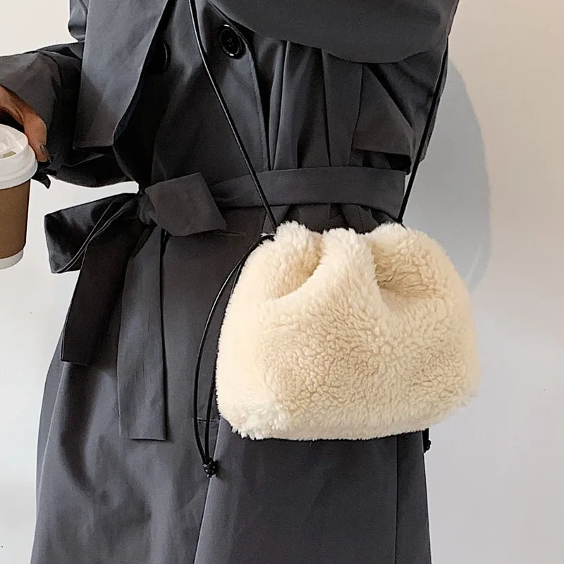 

High-quality One-shoulder Stiletto Bag Plush Lamb Water Bucket Bag 2020 Winter New Women's Plush Single-shoulder Bag.