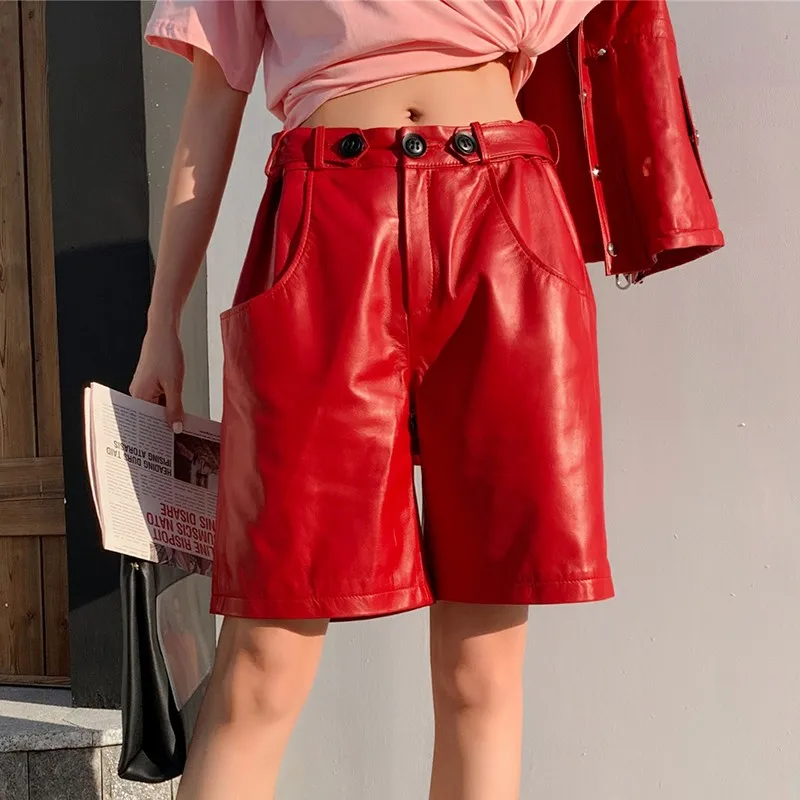 red Новые женские брюки из натуральной кожи длиной до колена Модные свободные уличные женские красные черные короткие брюки из натуральной кожи ягненка - Цвет: red