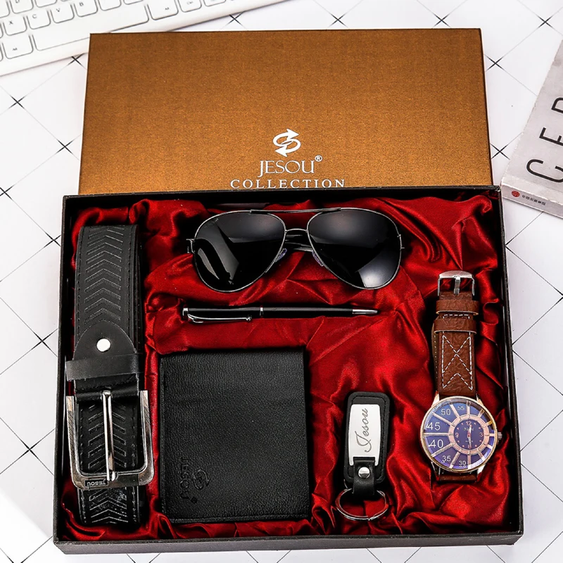 Accesorios de hombre: gafas de sol, reloj, llavero, colgante, cartera,  pulsera y libreta Stock Photo