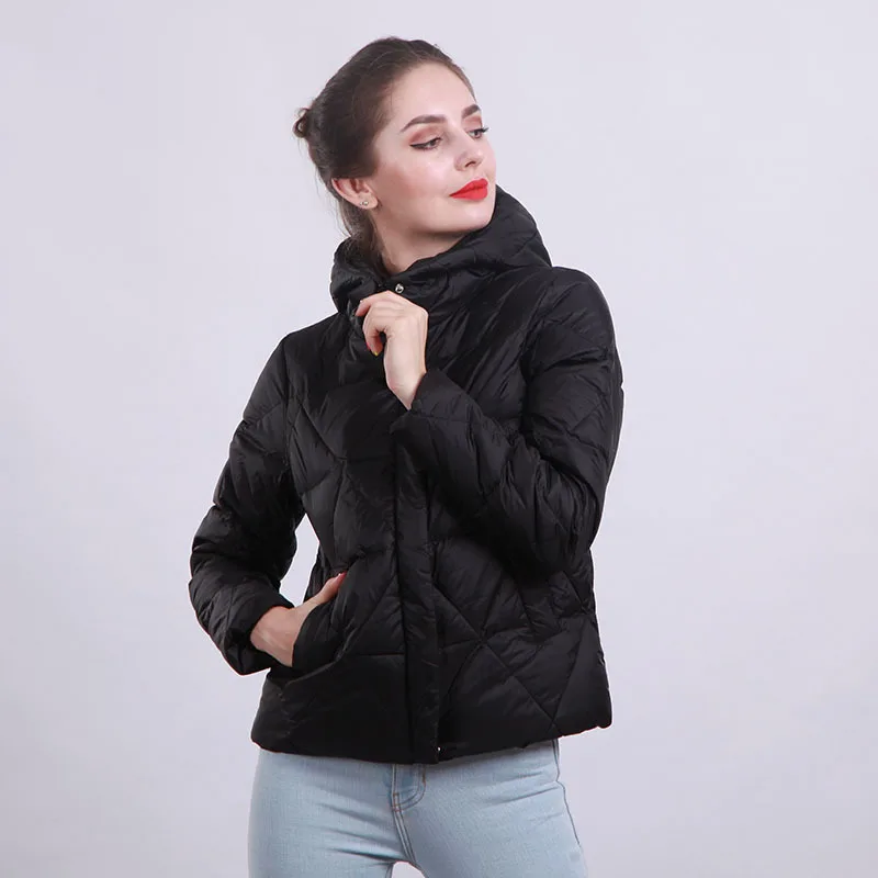 YNZZU Elegant Women's Down Jacket Winter Solid 90% White Duck Down Coat Warm Hooded Office Lady Short Fluffy Jacket A1281 - Цвет: Черный