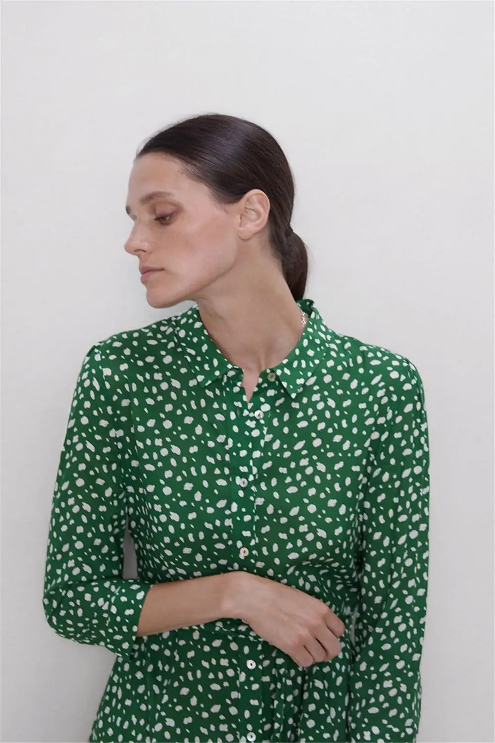 Женское длинное платье с принтом Boho ZA зеленое и белое длинными лацканами