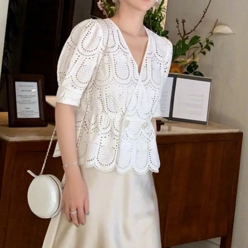 Женская кружевная блузка с коротким рукавом фонариком и V образным