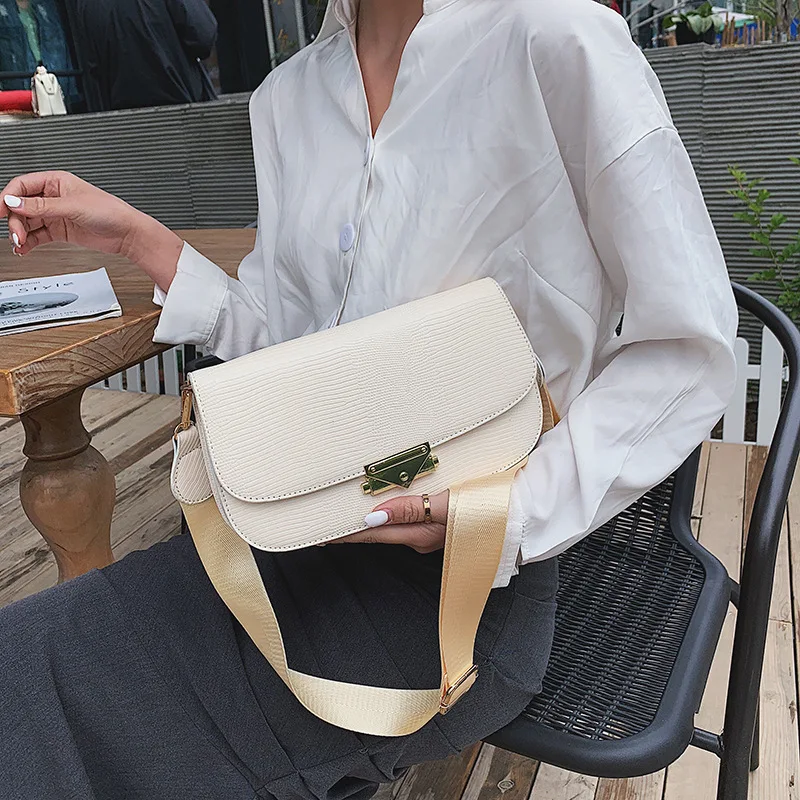 

Summer new texture lizard striped bag 2019 new single shoulder slant ins fashion lock saddle bag