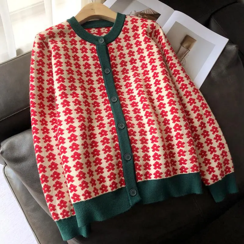 

Женский свитер с длинным рукавом и круглым вырезом