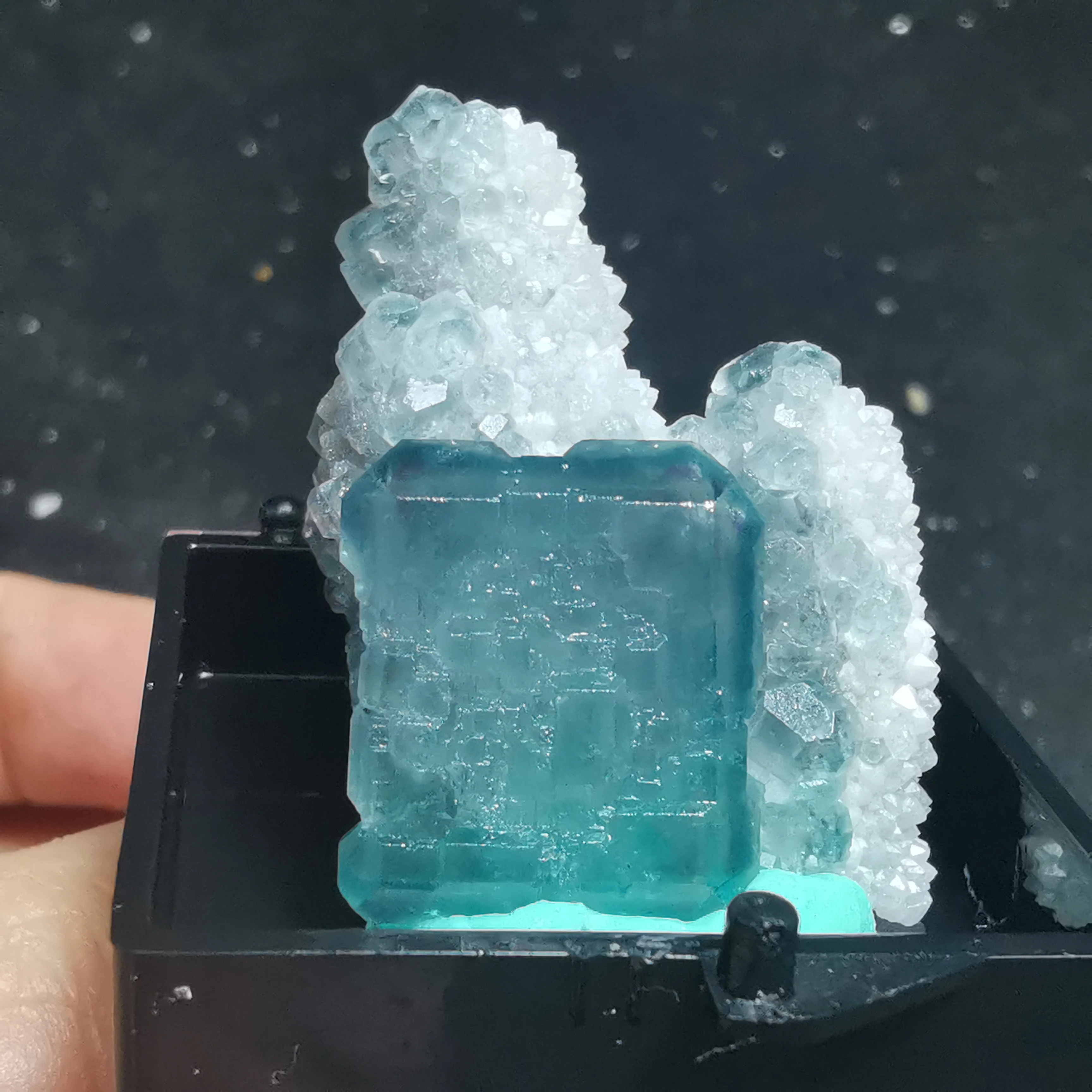 

Natural rare fluorite cluster mineral crystal sample rock and crystal healing crystal (free box)