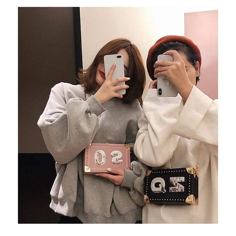 

2019 Stereo shaped small box sequel letter iron bag angle single shoulder oblique span woman bag