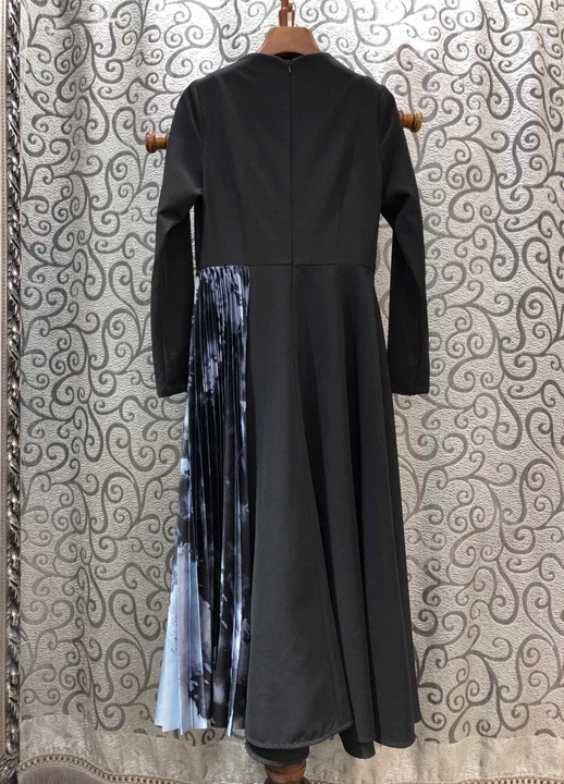 Autumn and winter new women's round neck and hem color matching and pleated long sleeve dress 1203