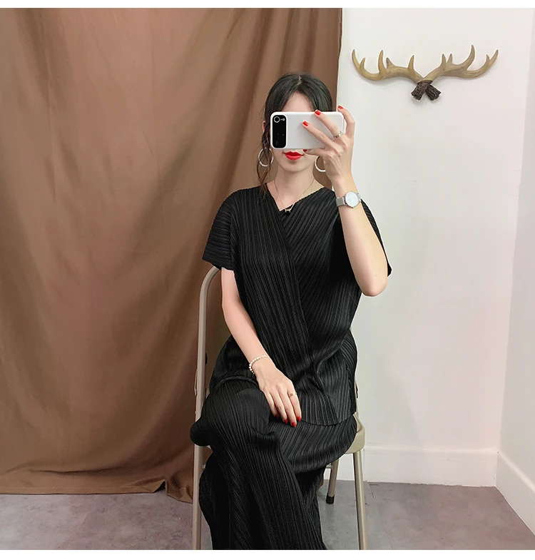 Miyake плиссированная футболка с v-образным вырезом летняя новая мода Япония стиль сплошной цвет свободное женское нижнее белье Топы Футболка для полных