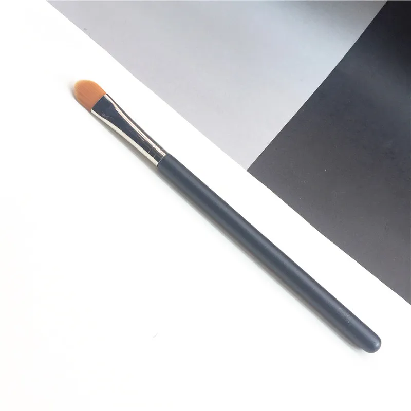 Кисть bdbeaute для консилера и подводки с плоским консилером 194/195/212 синтетическая