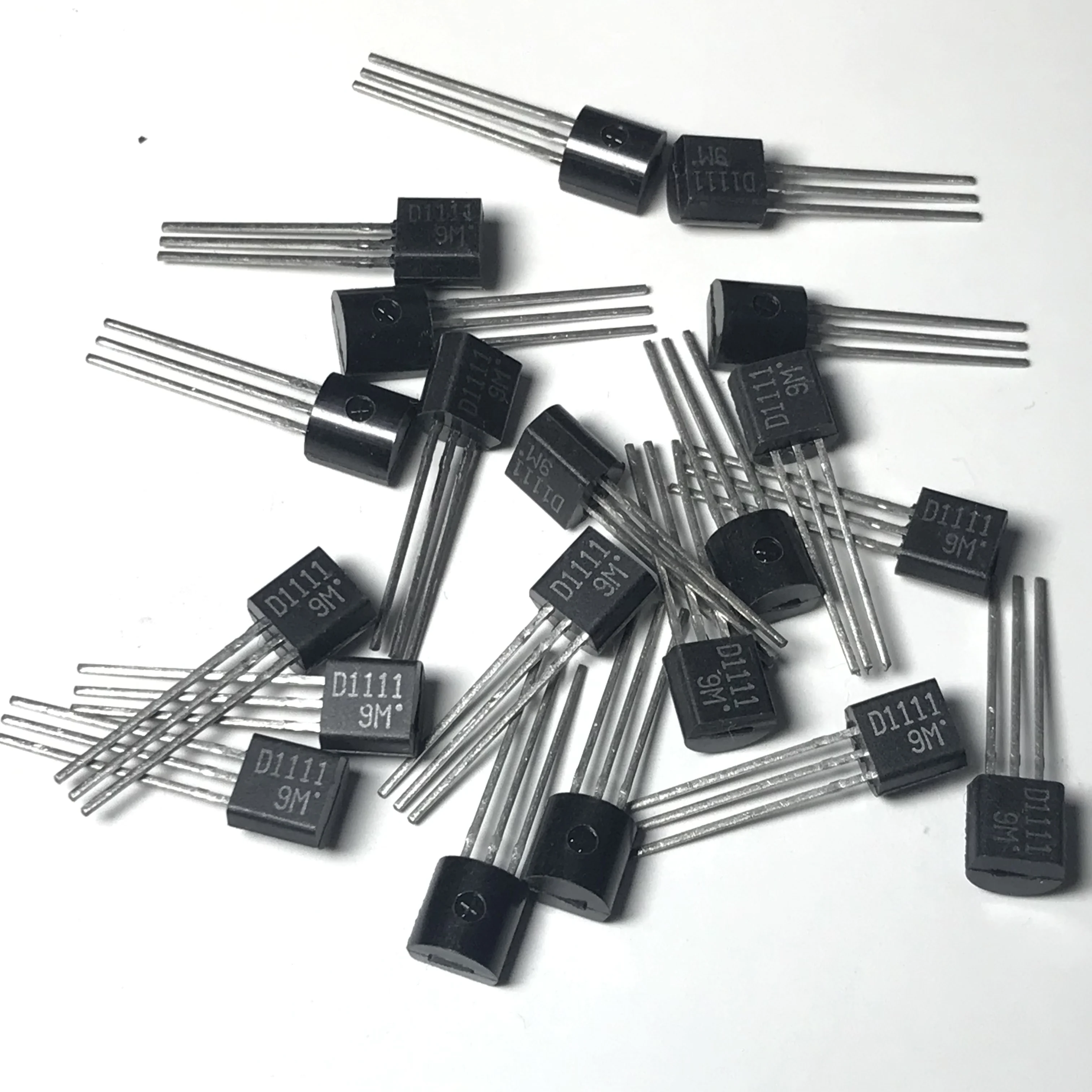 2SD1111 D1111 1111 Силовые транзисторы NPN 80V 0.7A 0,6 W TO-92 20 шт./лот