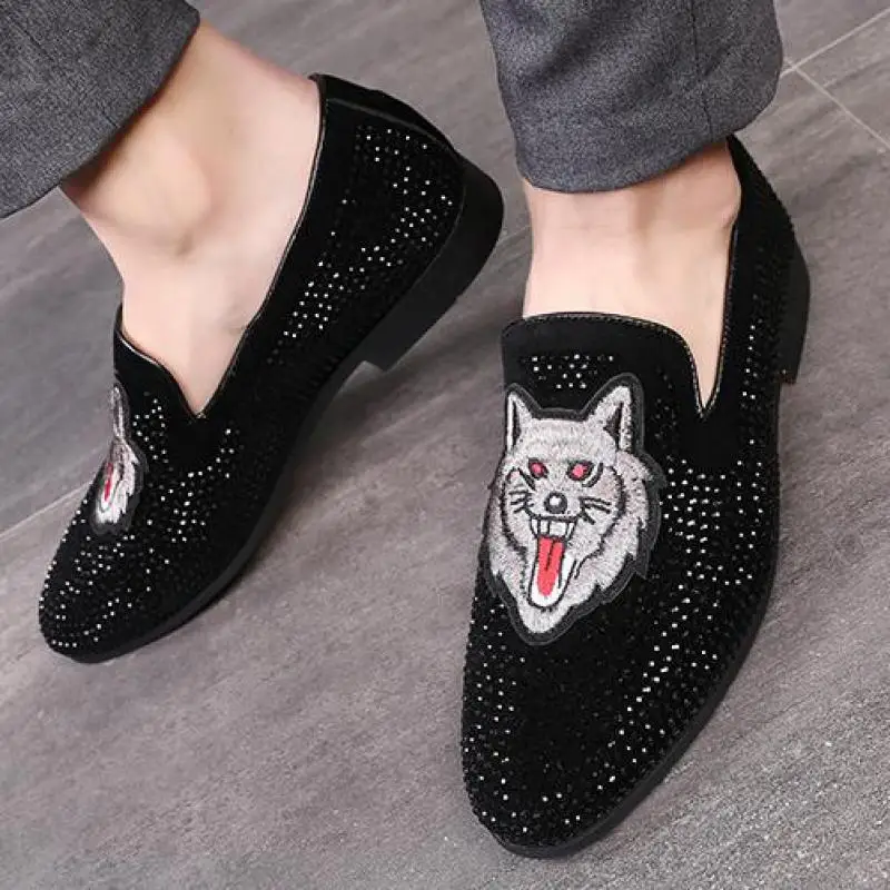 

37~48 Large Size Men Suede Rhinestone Loafers Embroidery Wolf Crystal Formal Wedding Leather Shoes Mens Pointed Toe Slip On Shoe