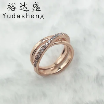 

interlaced three-ring ring. The outer ring is paved with transparent cubic zirconia Fit Original Charm