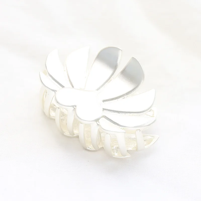 leaf white Новая модная Заколка-краб для волос с цветами и жемчугом для девушек, заколка-краб в форме золотой короны в стиле ретро, рождественские аксессуары для волос для женщин - Цвет: leaf white