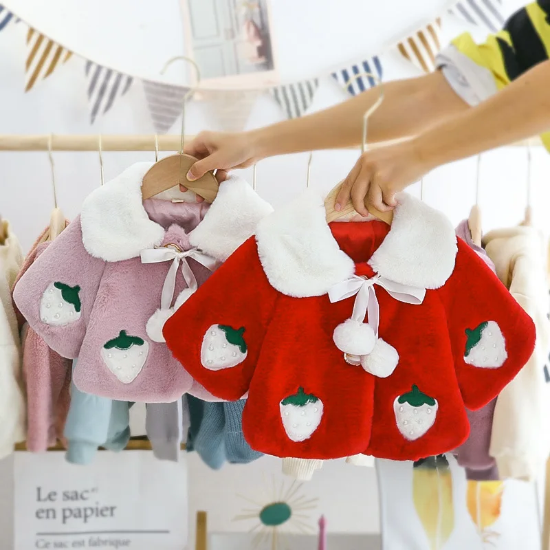 Новинка г.; осенне-зимнее пальто для малышей; Новая плотная плюшевая накидка; детская накидка; накидка для девочек; Пальто-кардиган с милым клубничным помпоном