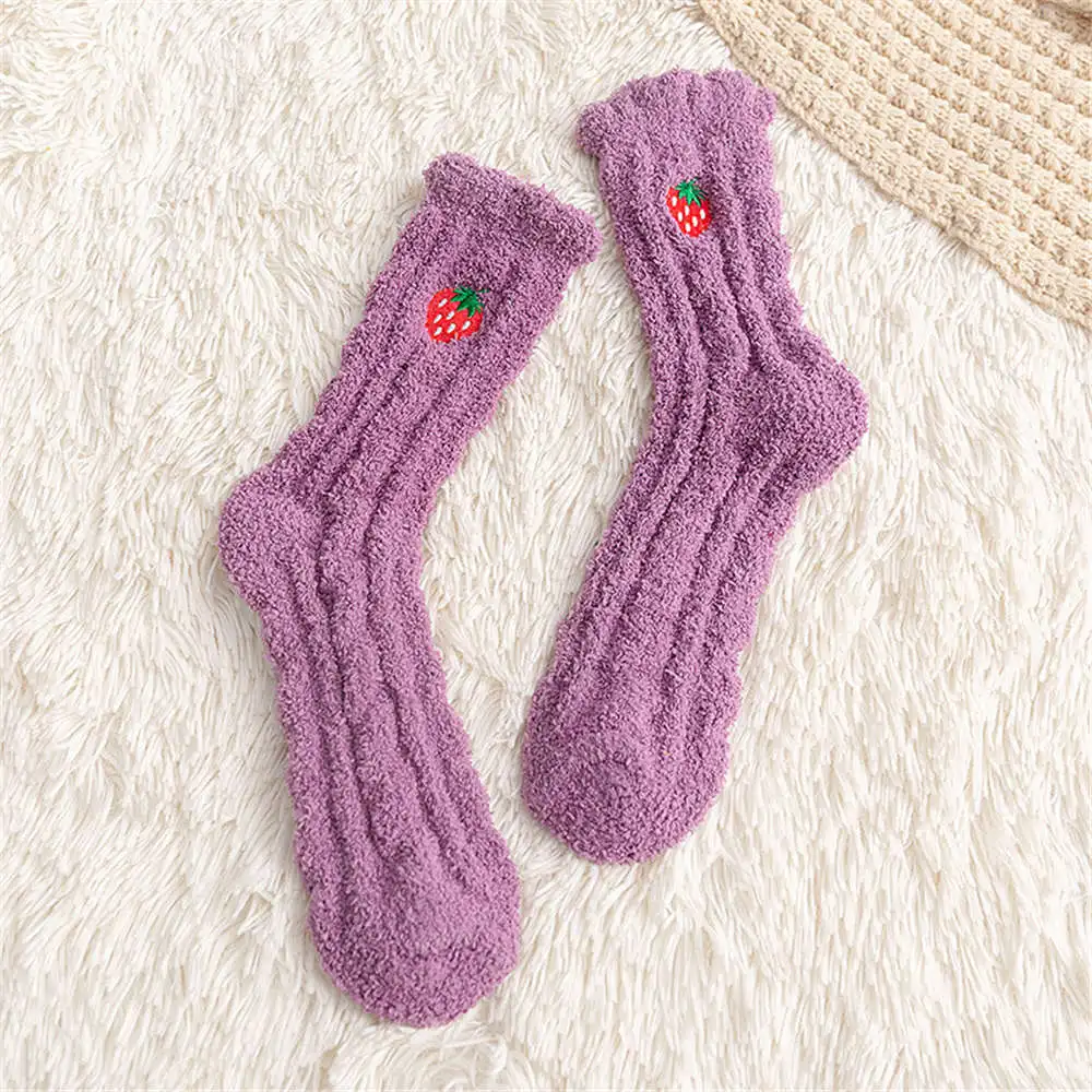 Женские зимние плюшевые теплые носки для сна с вышивкой в виде фруктов, авокадо, клубника, персик, вишня, груша, домашние свободные носки из кораллового флиса, подарок - Цвет: Purple Strawberry