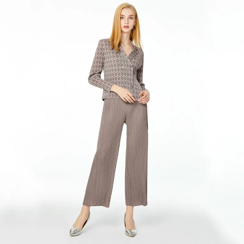 

Pant Suits Large Size 2020 Spring New Notched Collar Long Sleeved Geometric Print Short Top + Straight Pants Miyake Pleated Set