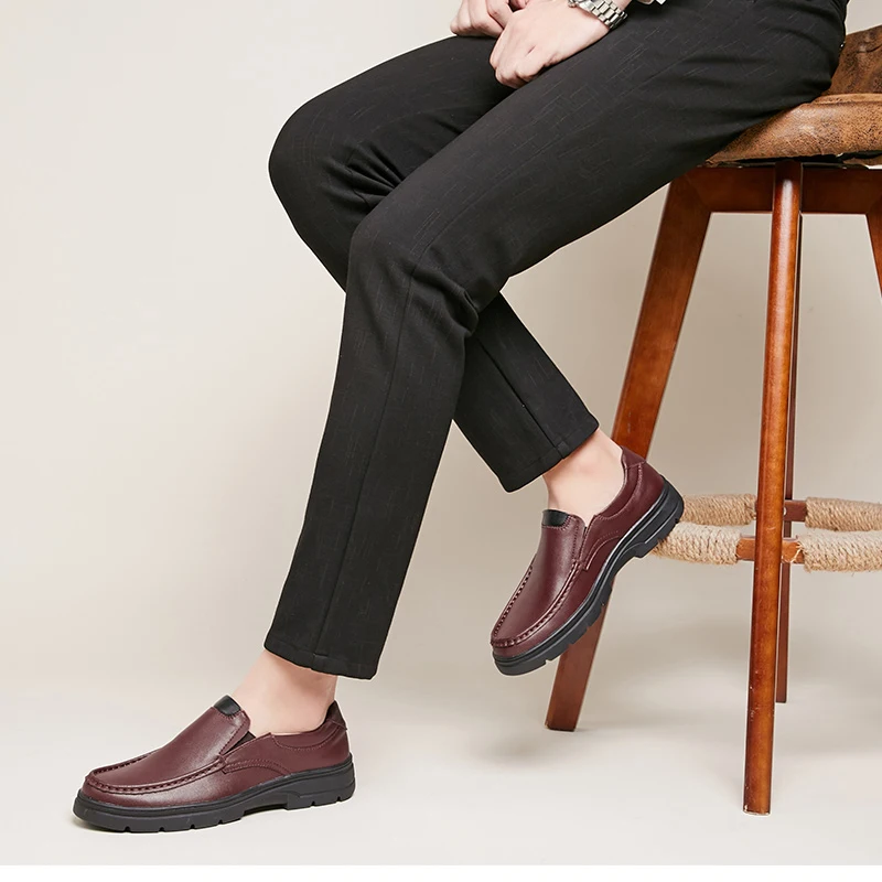 Мужские повседневные кожаные туфли; роскошные мужские туфли; мужские дизайнерские туфли на плоской подошве из натуральной кожи для папы; деловые кроссовки в горошек; 7018