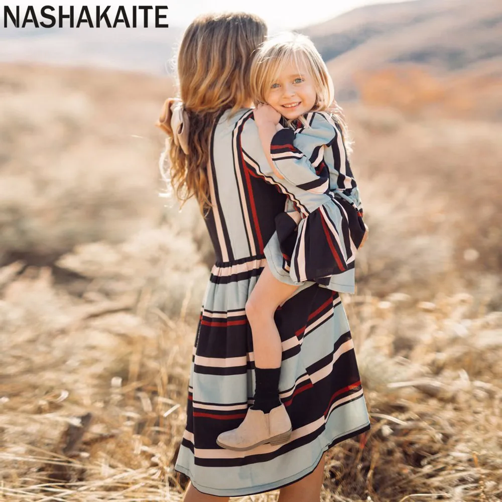 NASHAKAITE/осенне-зимние платья для мамы и дочки платье средней длины с расклешенными рукавами в стиле пэчворк, в полоску, с оборками одежда для маленьких девочек «Мама и я»