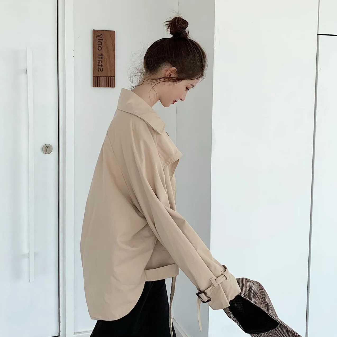 

Photo Shoot CHIC Early Spring Western Style Khaki Fold-down Collar Double Breasted Loose Casual BF Trench Coat Short Coat Female