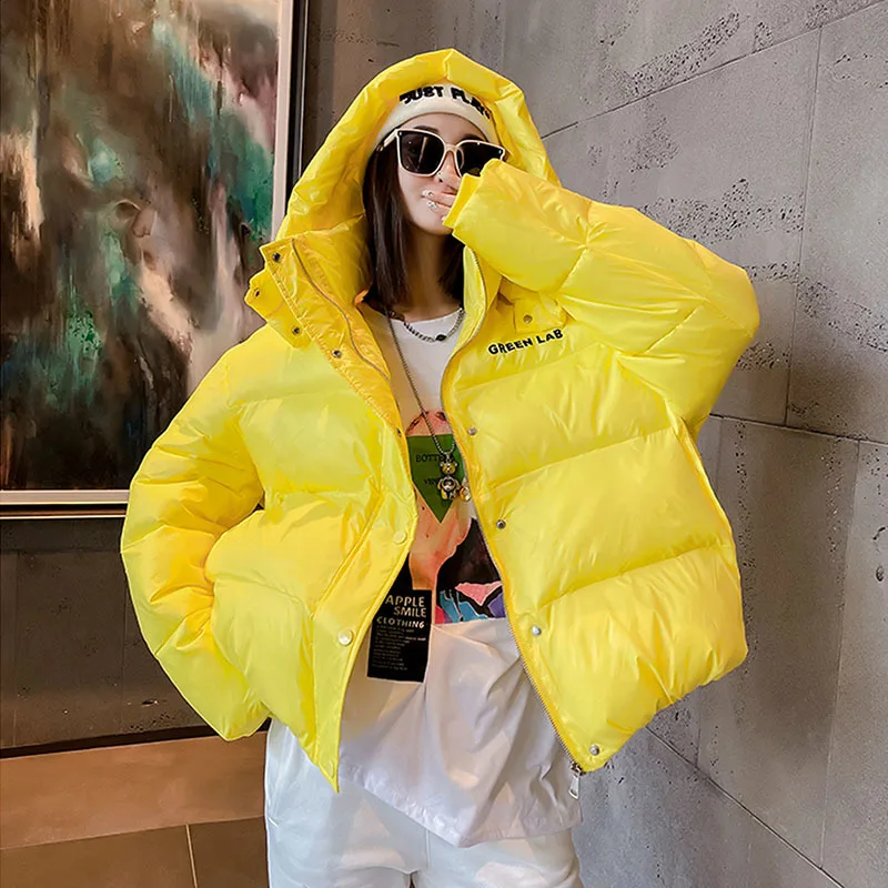 

Женское короткое пальто на хлопковом наполнителе, с капюшоном и буквенным принтом