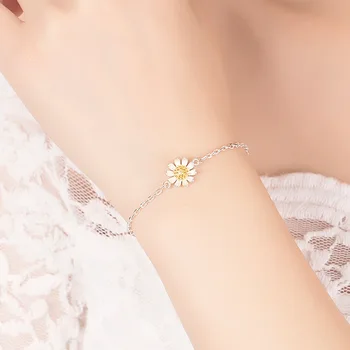 

Korean Version Fresh Women's Simple Sunflower Small Daisy Chrysanthemum Sun Flower Bracelet Female Hand Silver Jewelry Wholesale