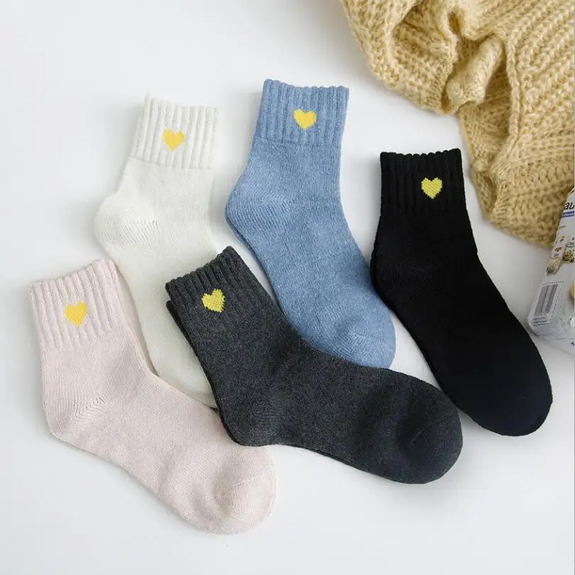 Женские однотонные шерстяные смешанные носки; носки с принтом сердца для девочек; теплые зимние короткие носки; цвет белый, темно-серый; короткие носки; 5 пар/лот