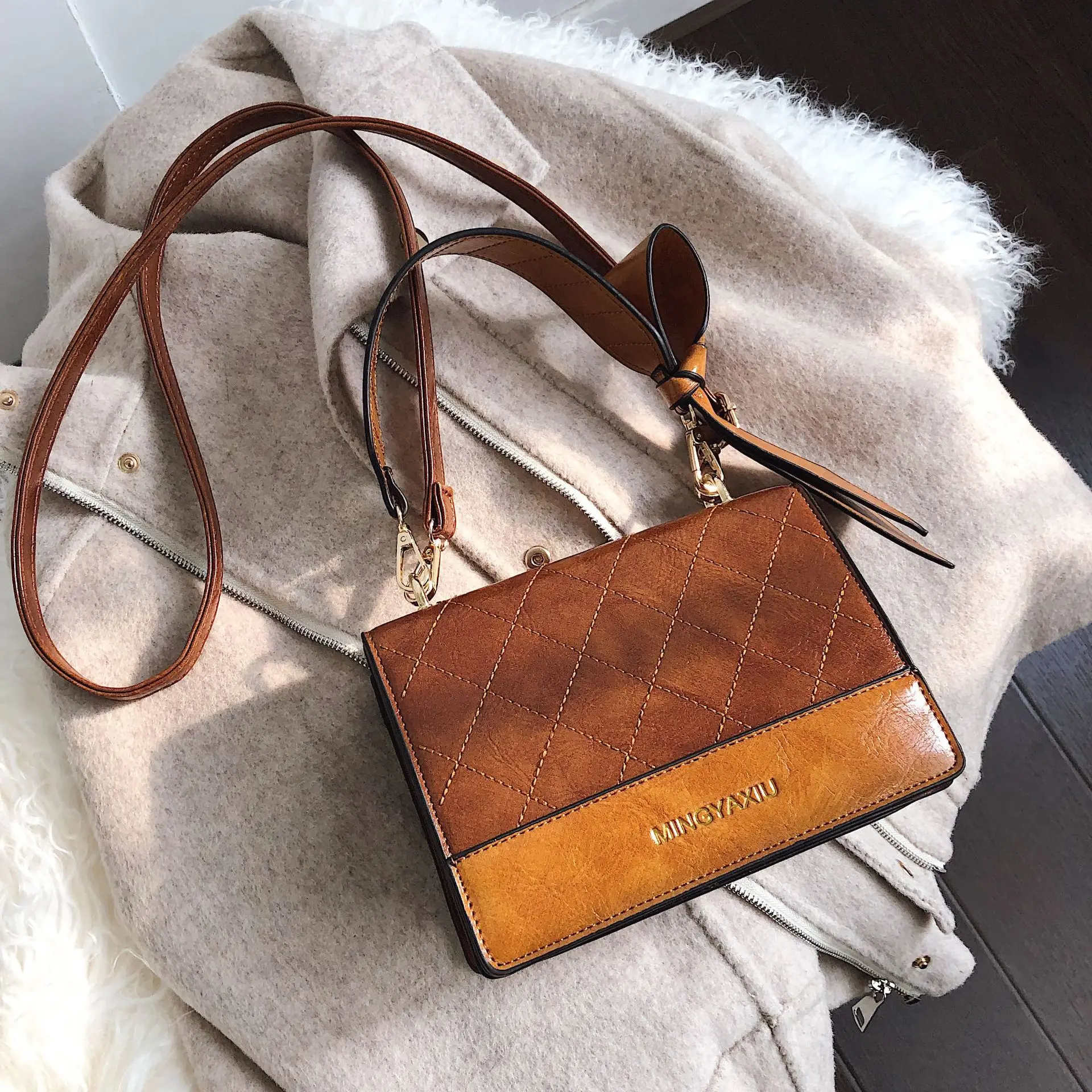 

New autumn/winter 2019 portable bow versatile small square bag fashion color contrast shoulder slung small bag trend