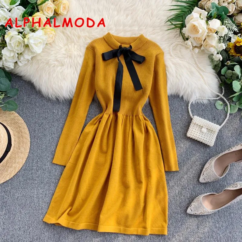 Женское трикотажное платье ALPHALMODA с длинным рукавом и бабочкой Стройное в стиле