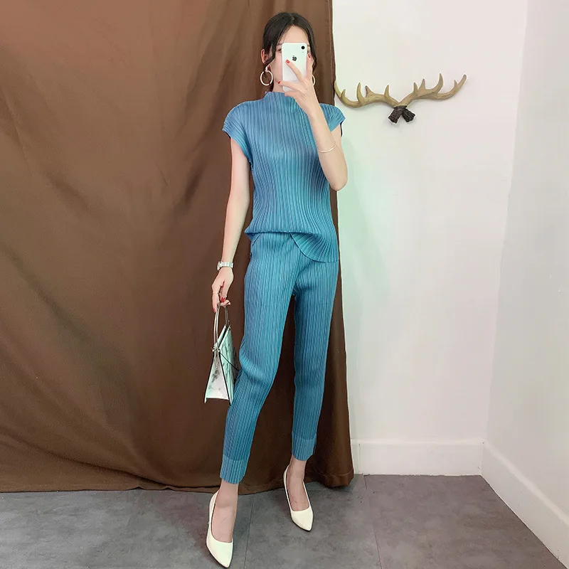 

Plus Size Pant Suits 2019 Women Summer Stretch Miyake Pleated Solid Sleeveless Tank Top + Elastic Waist Split Ankle Length Pants