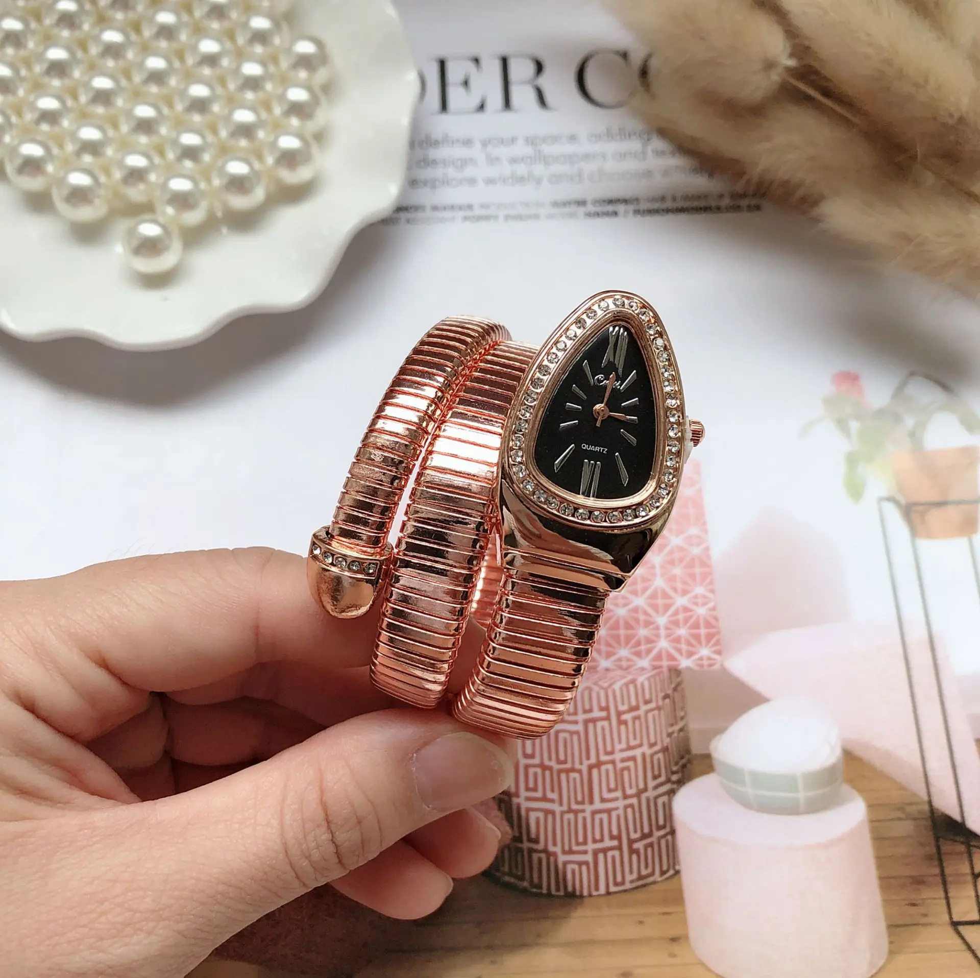 Unique Snake Shaped Women Watches With Rhinestone Fashion Luxury Brand Ladies Watch Diamond Snake Bracelet Watch Women