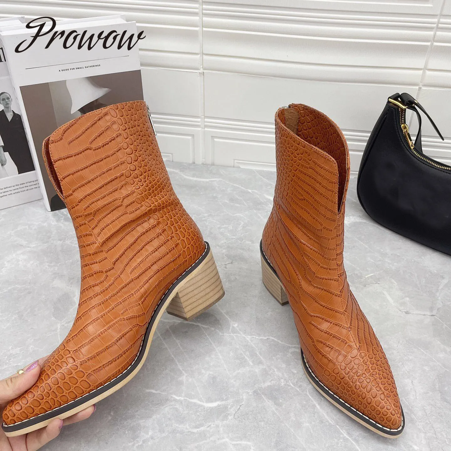 Женские ковбойские ботинки на платформе из натуральной кожи с круглым носком |