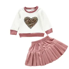 Зимняя одежда для маленьких девочек милый пуловер с леопардовым принтом и сердцем для маленьких девочек Мягкий Топ+ Однотонная юбка с рюшами, комплект одежды