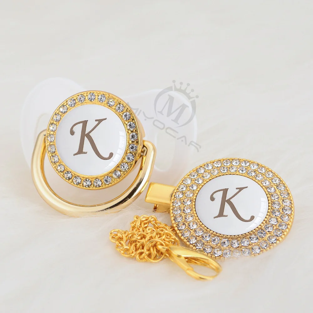 MIYOCAR bling Белый название инициалы буквы к соска и соска клип набор безопасный, не содержит БФА прекрасный bling золото соска пустышка LK-W