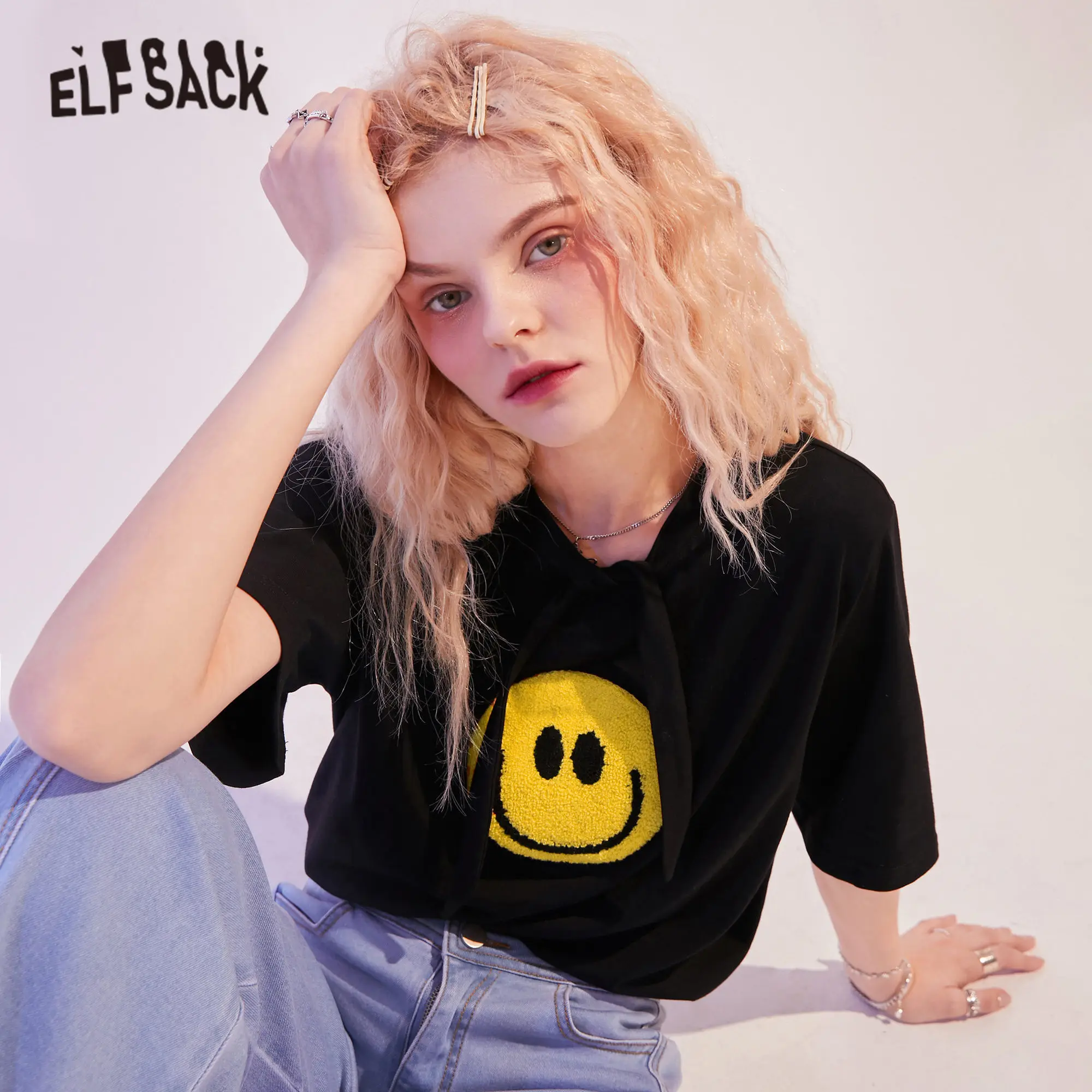 Женская футболка ELFSACK черная с принтом в виде смайликов и бантиков спереди для