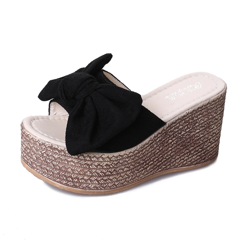 Женские замшевые шлепанцы на танкетке с аппликацией и бантом платформе без