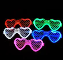Gafas de sol con luz LED para adultos y niños, lentes brillantes con forma de corazón parpadeante de neón, decoración de fiesta, 50 piezas