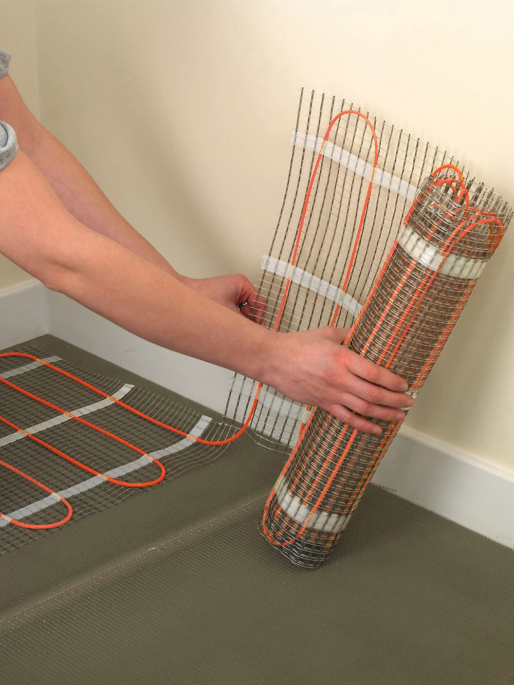 Нагревательный мат под плитку. Тёплый пол электрический монтаж. Раскладка теплого пола электрического мат. Thermomat 180. Нагревательный мат для теплого пола под плитку монтаж.