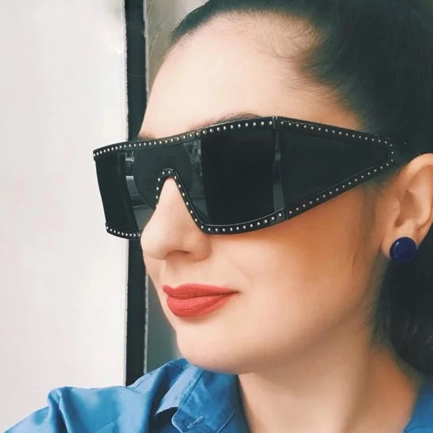 

Individual large frame sunglasses lady's integral windproof sunglasses Fashion inlay drill rim