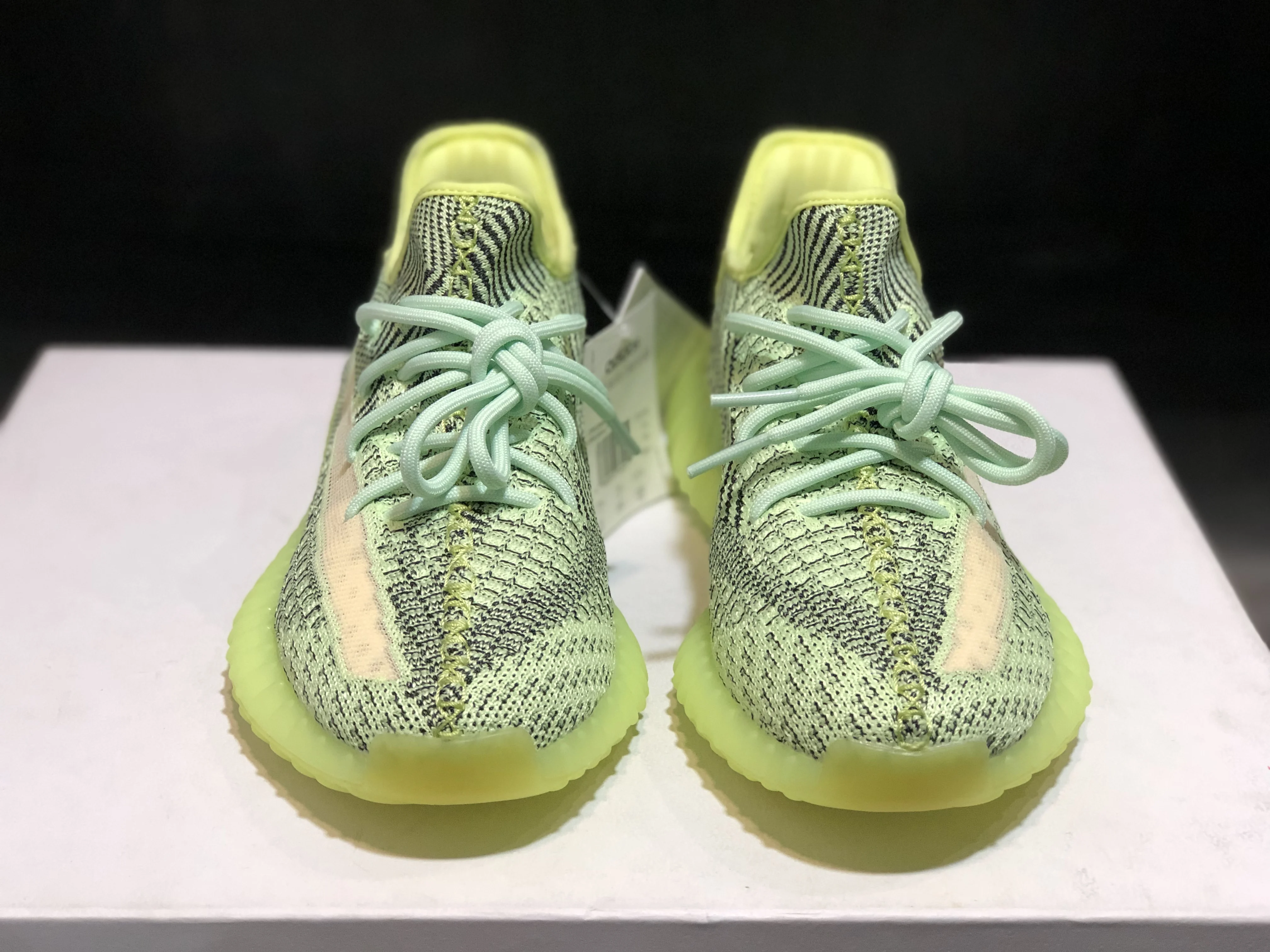 Новое поступление дышащие кроссовки yeezys air 350 v2 для мужчин и женщин, спортивные кроссовки 350v2, кроссовки унисекс, размер 36-46