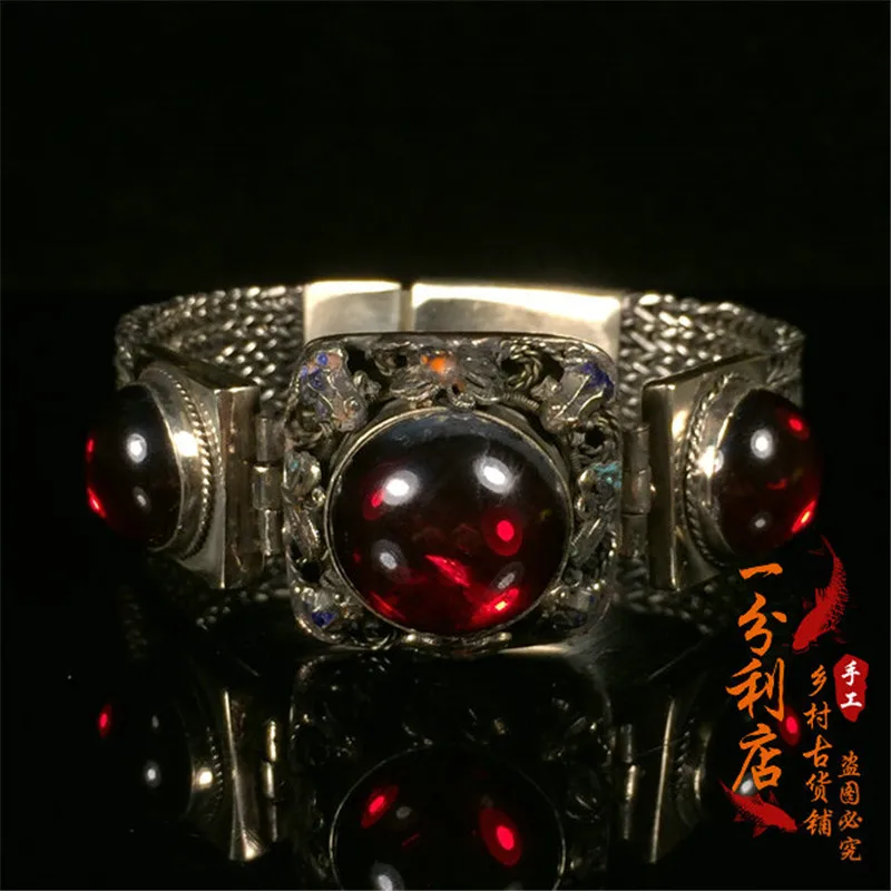 

Qing Dynasty silver silk Cloisonne inlaid gem wide bracelet with movable silver hand ornaments