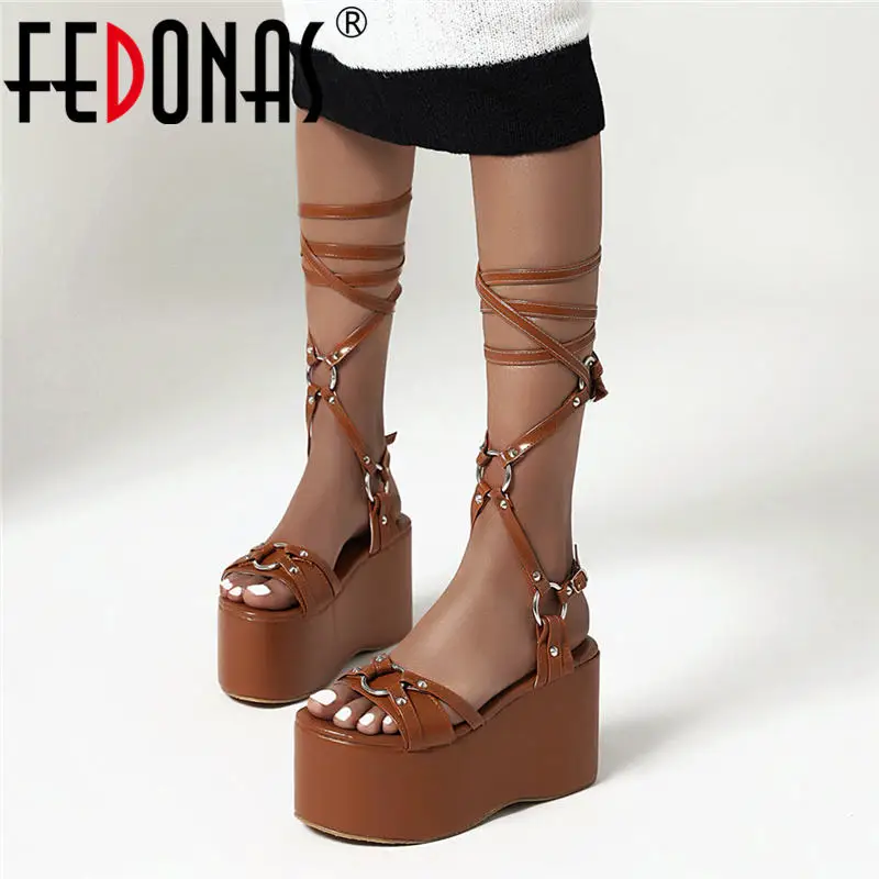 Женские босоножки на плоской платформе FEDONAS красные однотонные вечерние римские